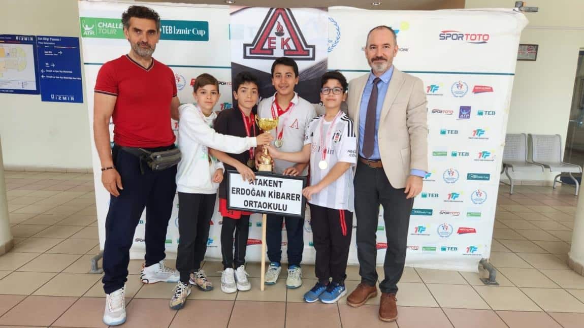 Okul Küçük Erkekler Tenis Takımımız İzmir 1.liği kazandı.