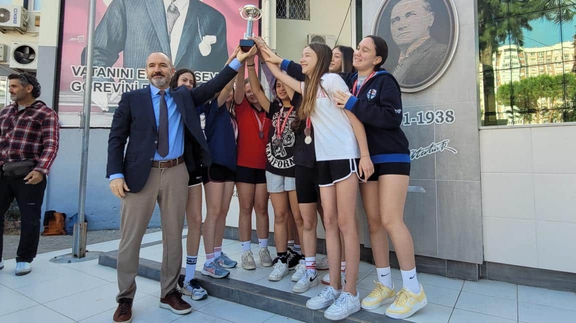 Yıldız Kızlar Voleybol Takımımız Karşıyaka Kaymakamlık Kupası Fİnallerinde İlçe 2.si oldu.